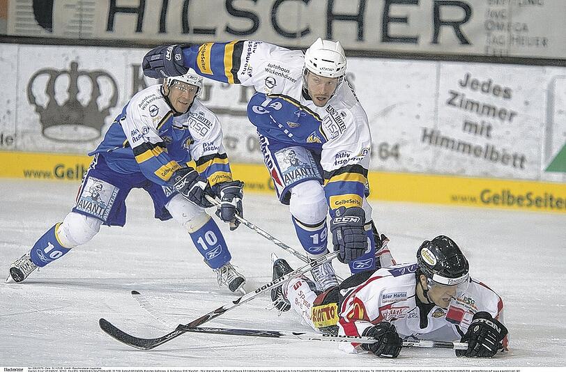 Sie kämpfen sie nieder: Der EHC München, hier mit Brandon Dietrich (r.) und Niklas Hede, drehte das Spiel gegen Bremerhaven noch und siegte am Ende mit 3:2.