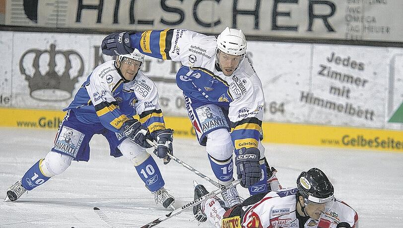 Sie kämpfen sie nieder: Der EHC München, hier mit Brandon Dietrich (r.) und Niklas Hede, drehte das Spiel gegen Bremerhaven noch und siegte am Ende mit 3:2. Sie kämpfen sie nieder: Der EHC München, hier mit Brandon Dietrich (r.) und Niklas Hede, drehte das Spiel gegen Bremerhaven noch und siegte am Ende mit 3:2.
