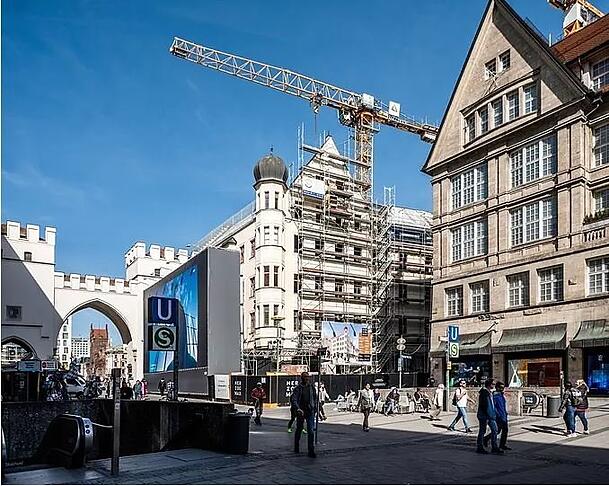 Eingerüstet und hinter Containern teils kaum mehr zu sehen: So kannten die Flaneure in der Fußgängerzone das Haus direkt am Karlstor jahrelang. Eingerüstet und hinter Containern teils kaum mehr zu sehen: So kannten die Flaneure in der Fußgängerzone das Haus direkt am Karlstor jahrelang.