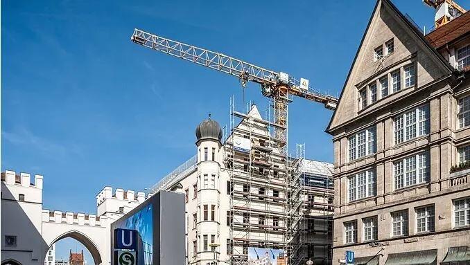 Eingerüstet und hinter Containern teils kaum mehr zu sehen: So kannten die Flaneure in der Fußgängerzone das Haus direkt am Karlstor jahrelang. Eingerüstet und hinter Containern teils kaum mehr zu sehen: So kannten die Flaneure in der Fußgängerzone das Haus direkt am Karlstor jahrelang.