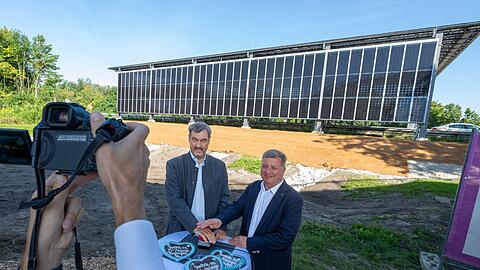 Nach Angaben des Ministeriums handelt es sich um die deutschlandweit erste Solaranlage über einer vierspurigen Straße.
