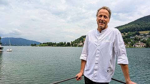 Sternekoch Alois Neuschmid auf der Terrasse seines Bistros und Restaurants Haubentaucher in Rottach-Egern.