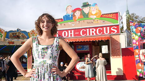 Marlene Markt vor dem Flohzirkus auf der Wiesn.