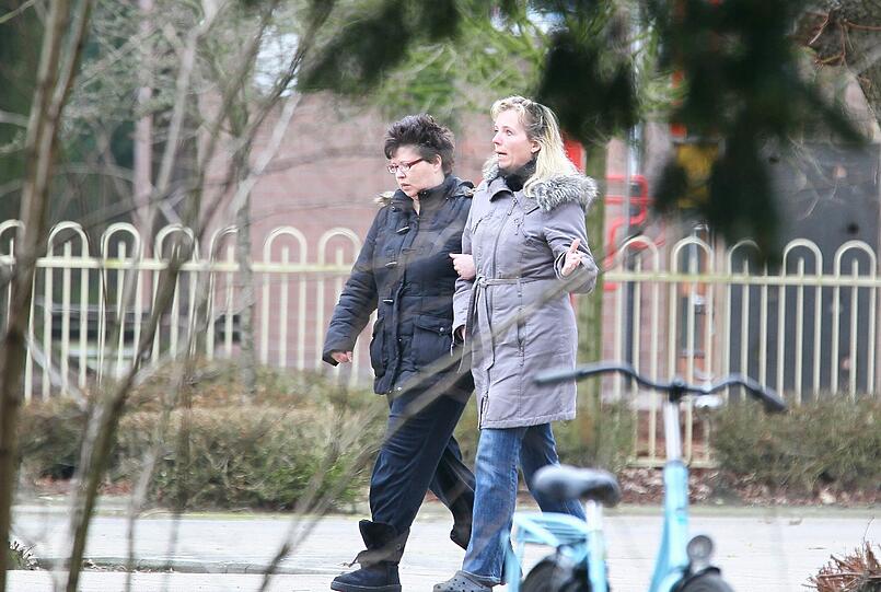 Diese Bilder gehen an die Substanz: Eltern trauern vor der Stekske Schule in Lommel (Belgien) um die Kinder, die bei dem Bus-Unglück in der Schweiz ums Leben gekommen sind.