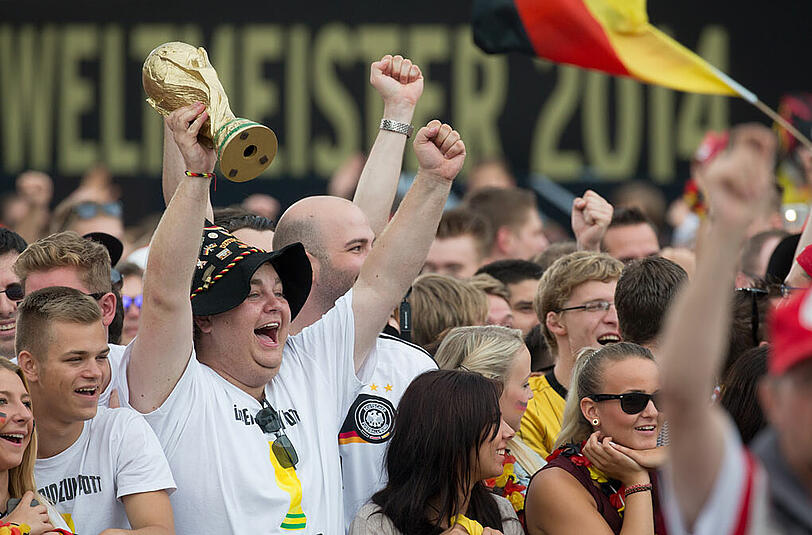 Die deutschen Fans empfangen die Fußball-Weltmeister - die Bilder von der Berliner Fanmeile und dem Flughafen Tegel.