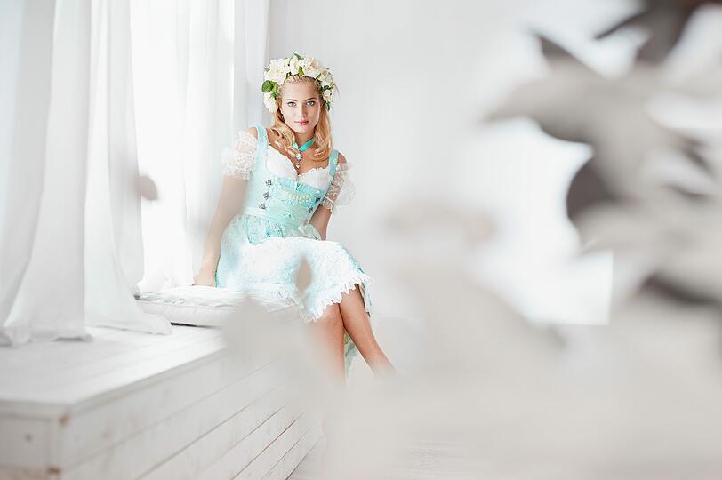 Kostbare Stoffe wie Brokat, Seide, und handbestickte französische Spitze: Die neue Kollektion des Dirndl-Labels "Alpenprinzessin"