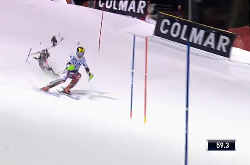 Die Szene: Nur Zentimeter hinter Marcel Hirscher zerschellt die Drohne auf der Piste.