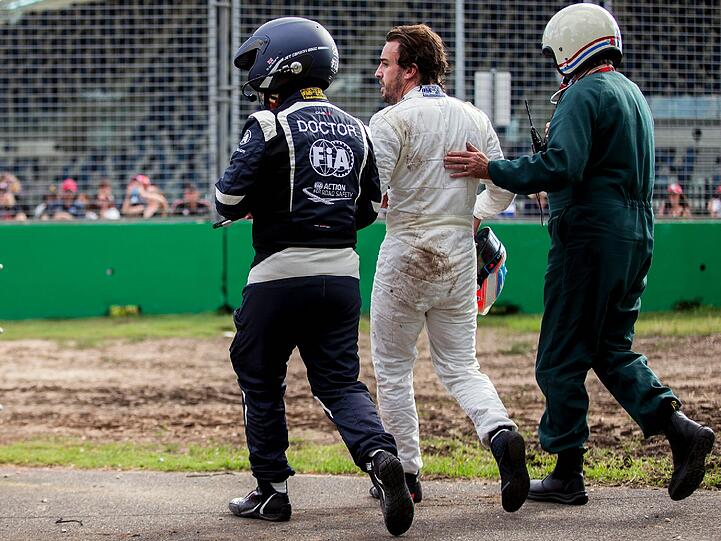 Wie durch ein Wunder passierte Alonso nichts. "Es geht ihm gut", versicherte Teamchef Eric Boullier.