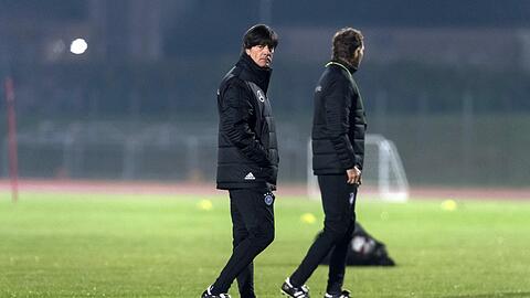 Bundestrainer Joachim Löw (l) beim Abschlusstraining der Fußball Nationalmannschaft vor dem WM-Qualifikationsspiel gegen San Marino.