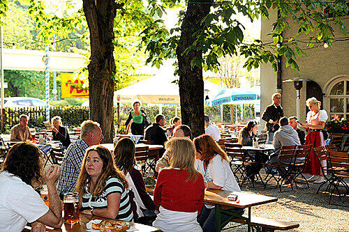Schattig und schön, nur leider etwas laut: Der Alte Wirt in Ramersdorf.