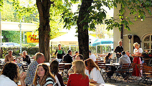 Schattig und schön, nur leider etwas laut: Der Alte Wirt in Ramersdorf. Schattig und schön, nur leider etwas laut: Der Alte Wirt in Ramersdorf.