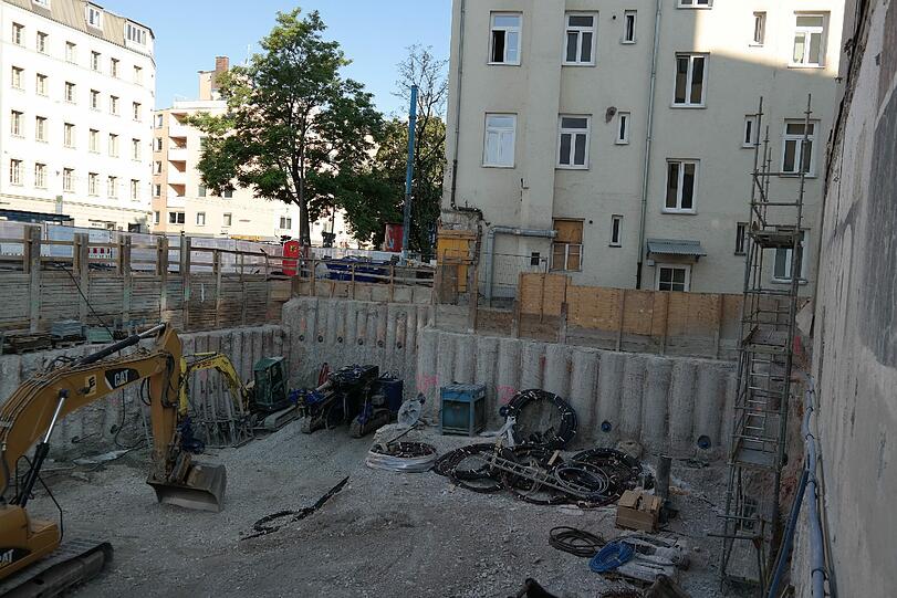Der Blick in die Baugrube für die Glockenbach-Suiten. Hier geht's weit runter bis zur Tiefgarage.