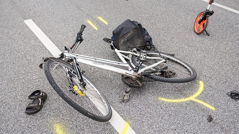 In München wird eine Radlerin am Freitag bei einem Verkehrsunfall schwer verletzt.(Symbolbild)