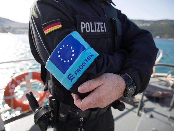 Ein Beamter der Bundespolizei wartet auf dem Vordeck des Streifenboots BP 62 "Uckermark" auf eine erste Erkundungsfahrt rund um die griechische Insel Samos.
