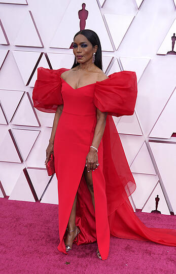 Flop: Angela Bassett brachte offenbar Schwimmflügel zu den Oscars mit.