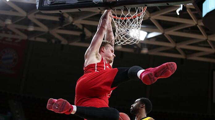 Eine echte Größe bei Bayerns Basketballern: Center Leon Radosevic bleibt den Münchnern mindestens ein weiteres Jahr erhalten.