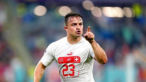 Nach 20 Minuten klappt es: Der Schweizer Xherdan Shaqiri eröffnet den Schlagabtausch.