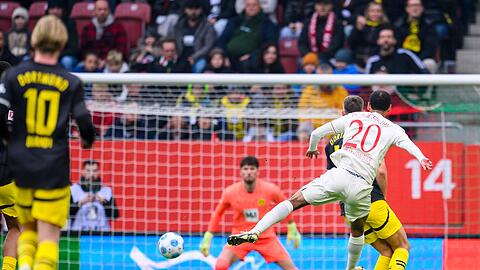 Augsburgs Alexis Claude-Maurice (r) beim erfolgreichen Torschuss zum 1:1.