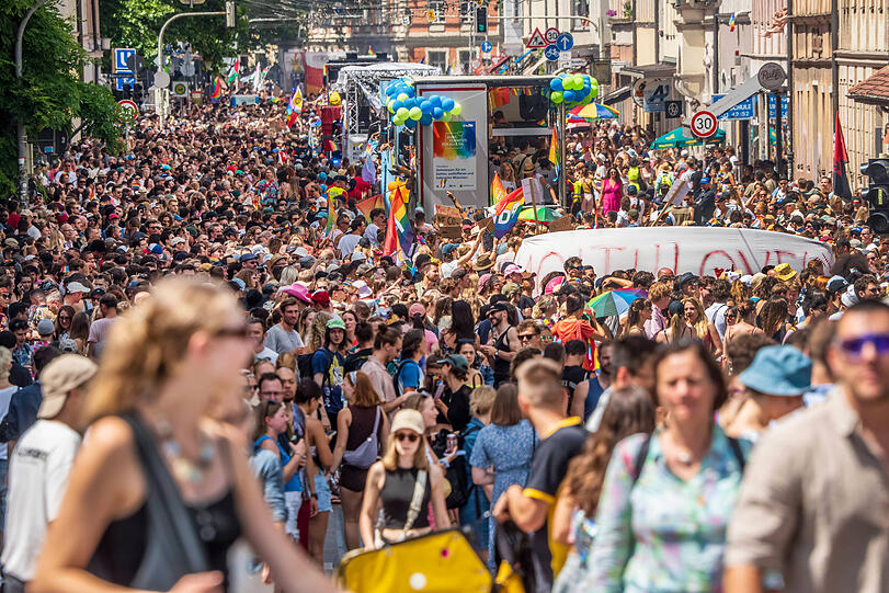 250.000 Menschen waren als Teilnehmer oder Besucher bei der CSD-Parade in München dabei. Hier ein Blick auf die Fraunhoferstraße.