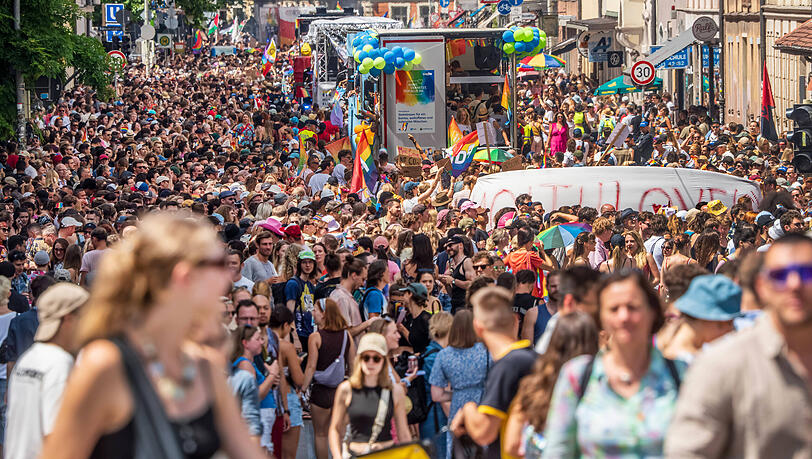 250.000 Menschen waren als Teilnehmer oder Besucher bei der CSD-Parade in München dabei. Hier ein Blick auf die Fraunhoferstraße.