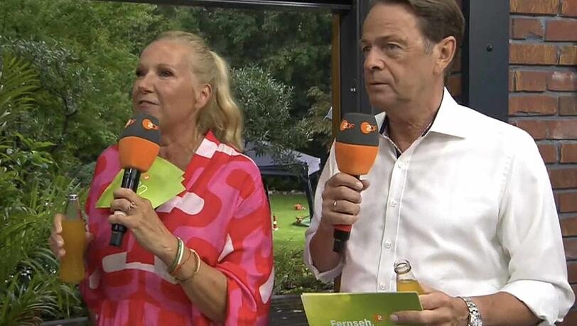 Andrea Kiewel und Rudi Cerne mussten vor dem Unwetter im "ZDF-Fernsehgarten" fliehen.