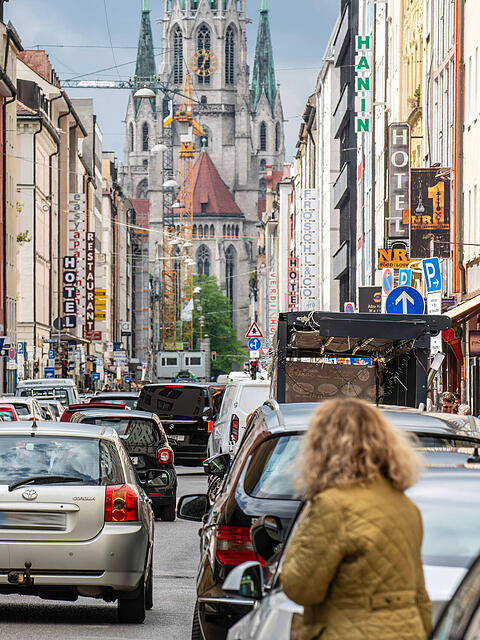 Die Landwehrstraße ist mit der Schiller- und der Schwanthalerstraße Kern des arabischen Viertels.