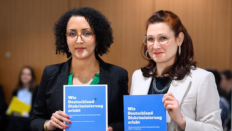 Die Unabh&auml;ngige Bundesbeauftragte f&uuml;r Antidiskriminierung, Ferda Ataman, sagt: "Das Ausma&szlig; an Diskriminierung ist eine Belastungsprobe f&uuml;r unser Land."