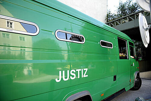 Ein Gefangenentransporter fährt am Dienstag in die Tiefgarage des Münchner Landgerichts