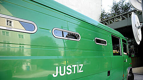 Ein Gefangenentransporter fährt am Dienstag in die Tiefgarage des Münchner Landgerichts