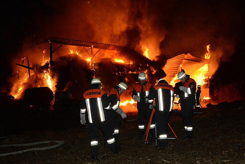 In Engkofen bei Vilsbiburg ist eine Lagerhalle in Brand geraten. Die Bilder...