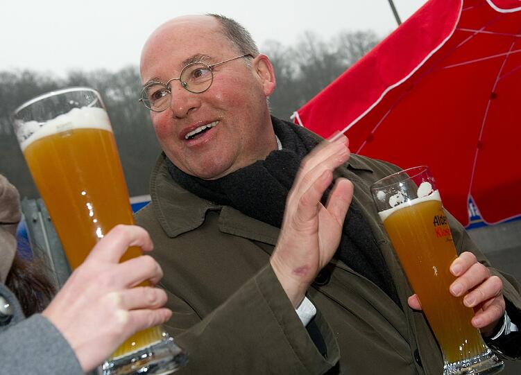 Ein paar Kilometer weiter, in Vilshofen, lädt die Linke mit ihrem Parteivorsitzenden Gregor Gysi zum Politischen Aschermittwoch. Auch hier gibt's Bier.