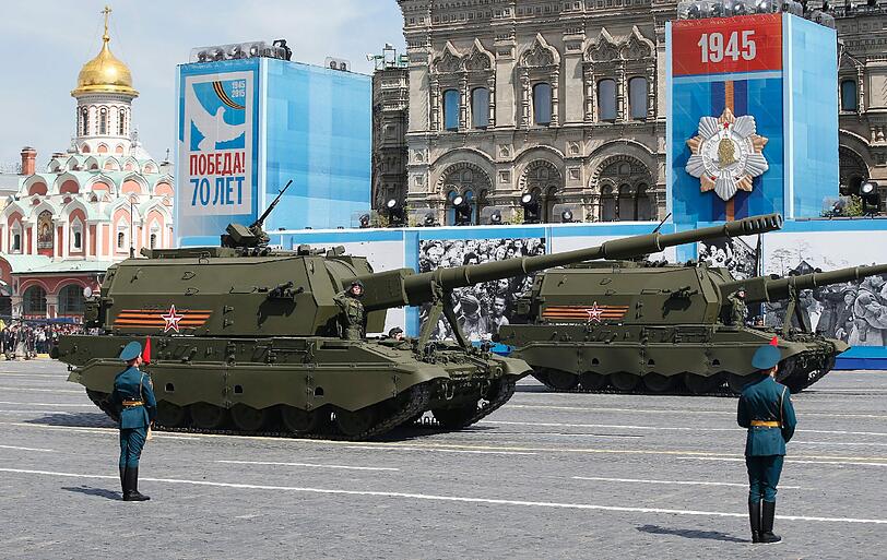 Auf dem Roten Platz in Moskau hat die größte Militärparade der russischen Geschichte begonnen. Zum 70. Jahrestag des Sieges der Sowjetunion über Hitlerdeutschland nahm Kremlchef Wladimir Putin die pompöse Waffenschau ab.