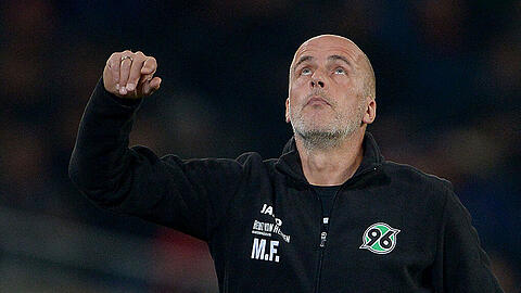 Hilfe von oben? 96-Trainer Michael Frontzeck.