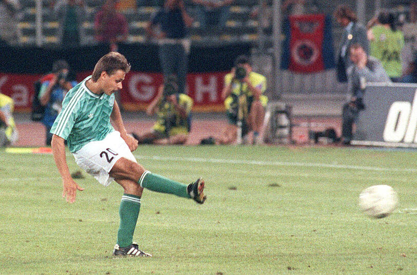 Ebenfalls ein Klassiker der deutsch-englischen-Rivalität: Das Halbfinale der WM 1990. Mittelfeldspieler Olaf Thon verwandelt seinen Elfmeter, und es steht 4:3 im Elfmeterschießen zwischen Deutschland und England im Turiner Stadion delle Alpi. Die deutsche Fußballnationalmannschaft gewinnt am Ende mit diesem Ergebnis, weil der letzte englische Schütze vom Punkt versagt.