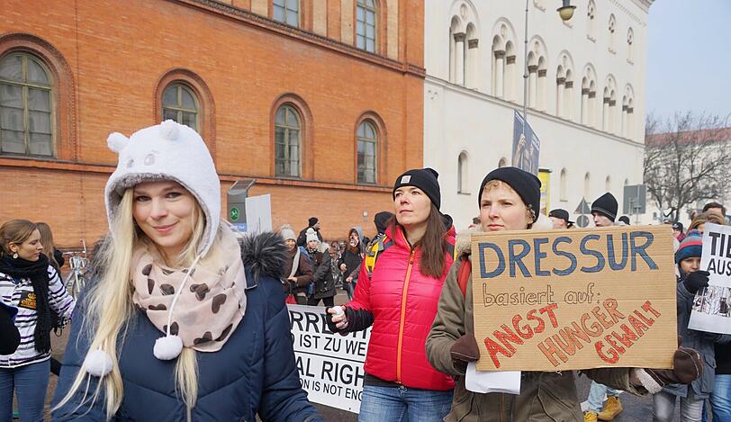 Hunderte Demonstranten setzten sich am Samstag für Zirkus ohne Tiere ein.