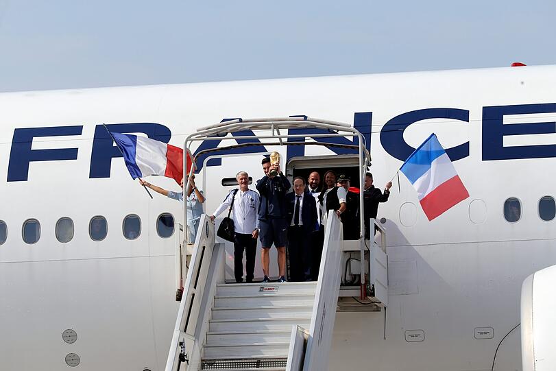 Die Spieler der französischen Fußballnationalmannschaft kommen am Flughafen Charles de Gaulle in Paris an.
