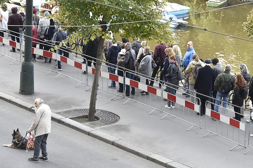 Fans des Sängers Karel Gott stehen in einer Schlange am Straßenrand, um zu dem aufgebahrten Sarg im Prager Sophienpalais zu gelangen.