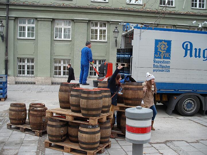 Die beiden Mädchen  freuen sich diebisch über ihre Beute. Und erst ihre Freude, wenn sie sehen, was für sie unterm Weihnachtsbaum liegt: einhe ganze Ladung Augustiner-Bier in Holzfässern.