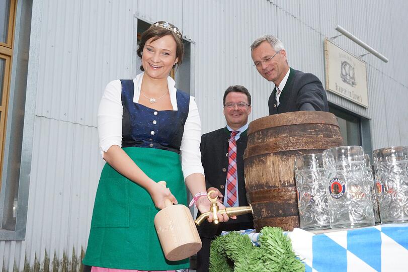 Feuerprobe bestanden. Sehen Sie hier, wie sich die neue Bierkönigin beim Anzapfen anstellte.