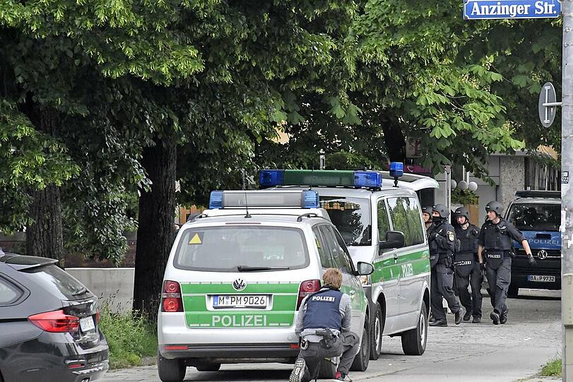 Die Polizei war am Freitagabend an der Rosenheimer Straße/Ecke Anzinger Straße mit einem Großaufgebot im Einsatz.