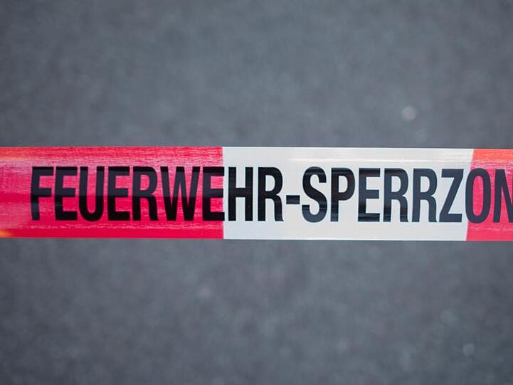 Feuerwehr-Sperrzone. Foto: Daniel Bockwoldt/dpa/Symbolbild