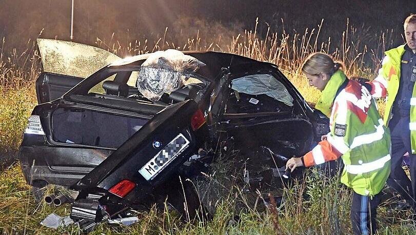 Das Opfer wurde durch die Heckscheibe aus dem BMW geschleudert. Das Opfer wurde durch die Heckscheibe aus dem BMW geschleudert.