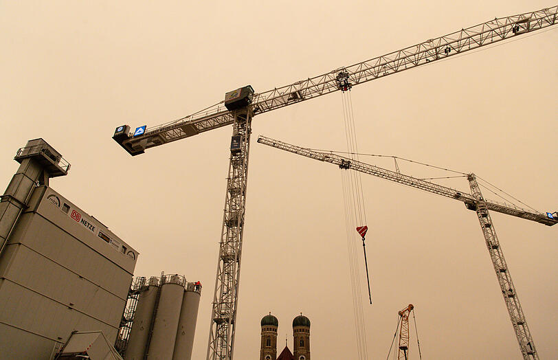 Baustelle am Marienhof: Bei Tiefdruckgebieten wird über Nordafrika Wüstensand aufgewirbelt und in höheren Luftschichten rund um die Welt getragen. Diese Winde erreichen vor allem im Frühjahr und Sommer Deutschland.