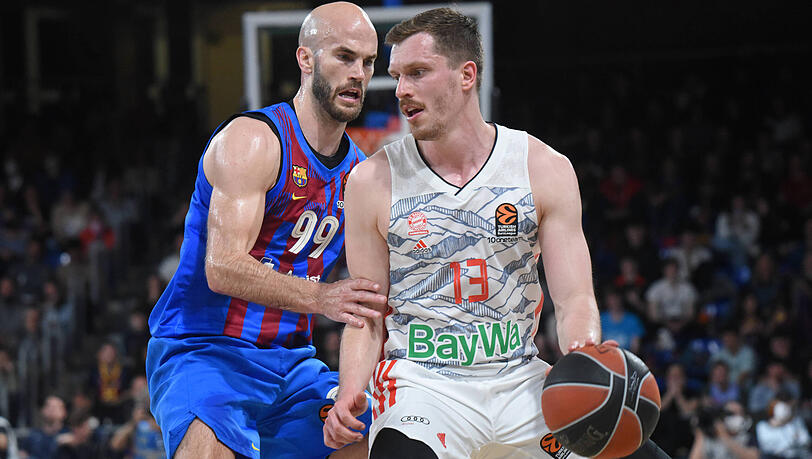 Szene aus Spiel zwei der Viertelfinal-Serie, das die Münchner mit 90:75 für sich entschieden: Bayern-Basketballer Andreas Obst schirmt den Ball gegen Nick Calathes vom FC Barcelona ab.