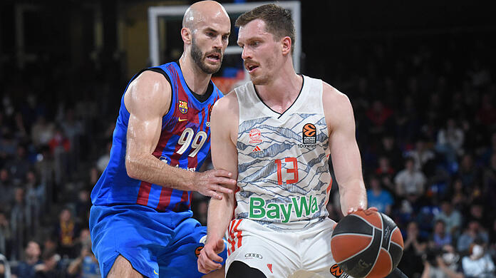 Szene aus Spiel zwei der Viertelfinal-Serie, das die Münchner mit 90:75 für sich entschieden: Bayern-Basketballer Andreas Obst schirmt den Ball gegen Nick Calathes vom FC Barcelona ab.