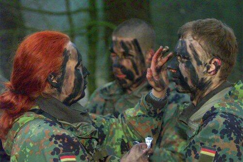 Bundeswehrsoldatin beim Schminken