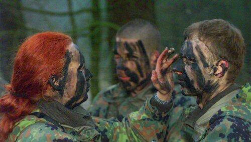Bundeswehrsoldatin beim Schminken Bundeswehrsoldatin beim Schminken