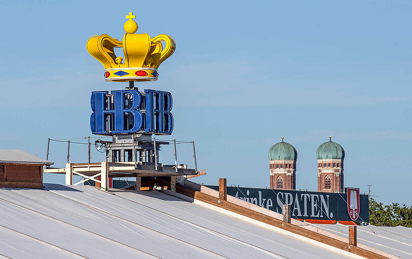 Hoch oben: Die Hofbräu-Krone. Im Hintergrund sind die Türme der Frauenkirche zu sehen.