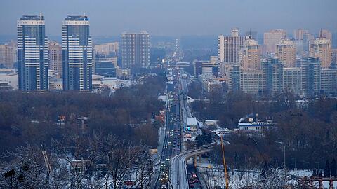 In den Stadtteilen Kiews am linken Ufer des Flusses Dnipro ist nach neuerlichen russischen Angriffen neben der W&auml;rme- auch die Wasserversorgung ausgefallen. (Archivbild)