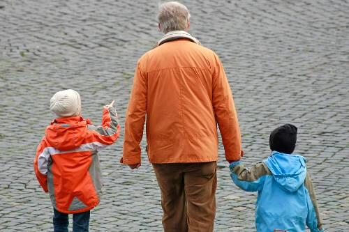 Opa mit Enkelkindern: Die Regierung verspricht, die Rente nicht sinken zu lassen. Die Jüngeren werden das im Geldbeutel spüren.